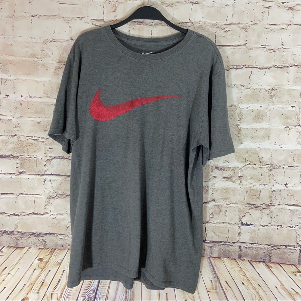 Men’s gray Nike T-shirt size large